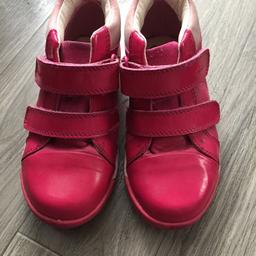 CLARKS shoes good condition size 9G 
smoke pet free home 
collection Mitcham