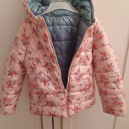 excellent condition, original United Colors of Benetton, one side is pink with flowers, the other side is green.Very practical, keeps warm, very comfortable;