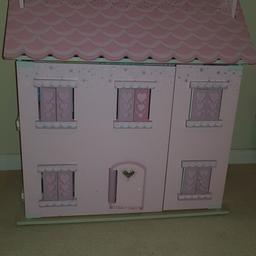 great used condition dolls house,campervan, furniture and five dolls ,three animals
any questions pls ask...
collection Rowtown KT151ET.