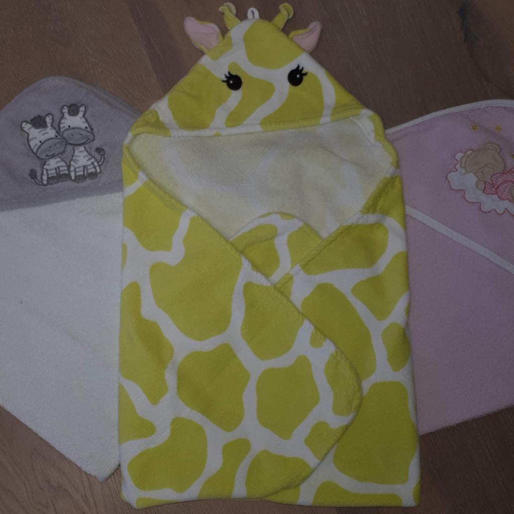 Verkaufe folgende Kapuzenbadetücher, keine Flecken oder Löcher, von einem Kind verwendet

- Zebra von XXXLutz
- Bär
- Giraffe von H&M - neuwertig (nur gewaschen)

Versandkosten innerhalb Ö EUR 3,90