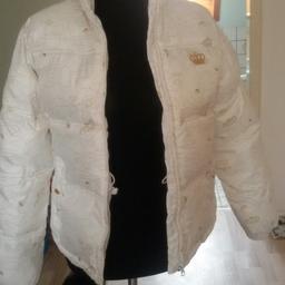 Kaum getragen ist wie Neu in Größe L. Die Jacke stammt aus der Missy Elliot Kollektion und ist eine Rarität. Bei Versand zzgl Versandkosten 6,99