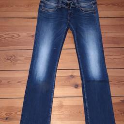 Verkauft wird eine sehr gut erhaltene Jeans der Marke Pepe-Venus in 30/ 34 , die Hose wurde gekürzt,Versand möglich
