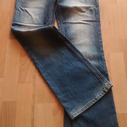 Damen Jeans Gr. 38
Bundweite: 76cm, seitliche Beinlänge mit Bund: 107cm
mit 3% Elasthan
gut erhalten
