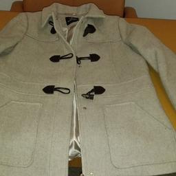 in ottimo stato cappottino  color cammello in lana tg xs, si può abbottonare sia con la cerniera che coi bottoni
