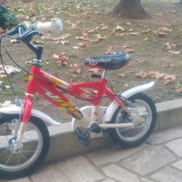 Vendo bicicletta per bambino diametro 12, completa di rotelle staccabili. Ideale per imparare ad andare in bici dai 3 anni.