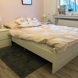 Verkaufe ein weißes Bett mit Lattenrost und Matratze ab dem 01.02.19 !
Es hat am Bettende eine Macke (siehe Bild), daher der günstige Preis !

200x140