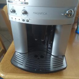 Funktionsfähiger Kaffeevollautomat ECA13200 (Baugleich ESAM 3200) mit Mängel von DeLonghi. Kaffee wird gemahlen, gebrüht, jedoch wird das Kaffeepulver nicht immer richtig in den Auffangbehälter geschoben, fällt daneben. Dichtung an der Aufschäumdüse undicht. Wen das nicht stört kann trotzdem einen tollen Kaffee oder Espresso trinken.
Erst vor zwei Wochen entkalkt.
Sonst übliche Gebrauchsspuren

Versand gegen Aufpreis möglich