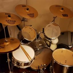 Full Pearl Forum Drumkit
Upgraded Remo Emperor heads. The same heads found on £2k+sets
Upgraded Sabian cymbals.
Upgrades alone cost over £300
Practice only, never gigged. Comes with all stands
Included:
Snare x 1
Hanging Toms x 2
Floor Tom x 1
Kick x 1
14" Sabian B8 hi-hats x 2
16" Sabian B8 Thin Crash
18" Sabian B8 Thin Crash
20" Sabian B8 Ride
1 Sabian cymbal carry bag.
Great sounding kit. 
I'm not in a rush to sell so for sale at the price.
Please contact to view. Cash on collection