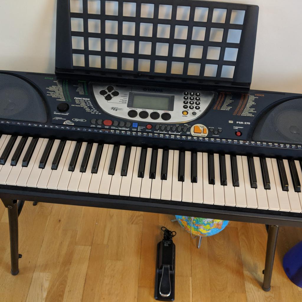 Yamaha PSR 270 Keyboard with Pedal and Stand in NW8 Westminster for £79