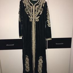Arabischer Kaftan

Farbe: dunkel grün 

Größe:L\XL

Nur ein Einmal getragen keine Risse oder sonst etwas so wie neu verkaufe es für ein spietzen Preis 50€