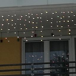 Lichterkette mit 300 LED's, L=7,50 m, H=90 cm, incl. Trafo, Zuleitung ca. 3 m. Alle Lampen leuchten (kalt weiß). Versand möglich gegen Übernahme der Versandkosten. Kein Umtausch.