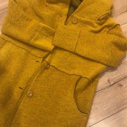 Moderner senfgelber Filzmantel one size(36-40) zu verkaufen!
Der Mantel wurde nie getragen und ist neu!