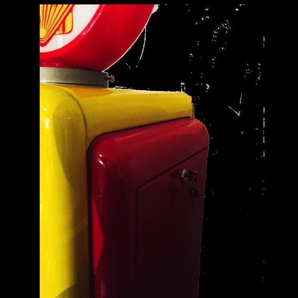 Distributore Shell Usa Anni 50’
Pompa di Benzina Distributore .USA Anni 50′,Restaurato e con Globo Illuminato.Misure;Altezza 1,90cm,Larghezza 50cm,Profondità 40cm!