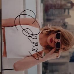 Authentic Taylor swift picture which has been signed with certificate.
