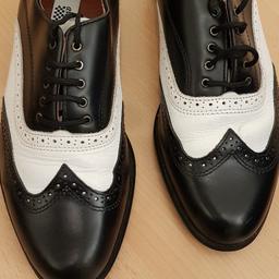 Herren moderne Schuhe Größe.40
Schwarz Weiß 
VB