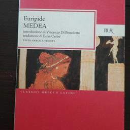 Medea di Euripide con testo greco a fronte.
Edizione BUR 2004.

Alcune pagine hanno appunti in matita cancellabili.
Ci sono dei segni nella parte bianca della copertina.