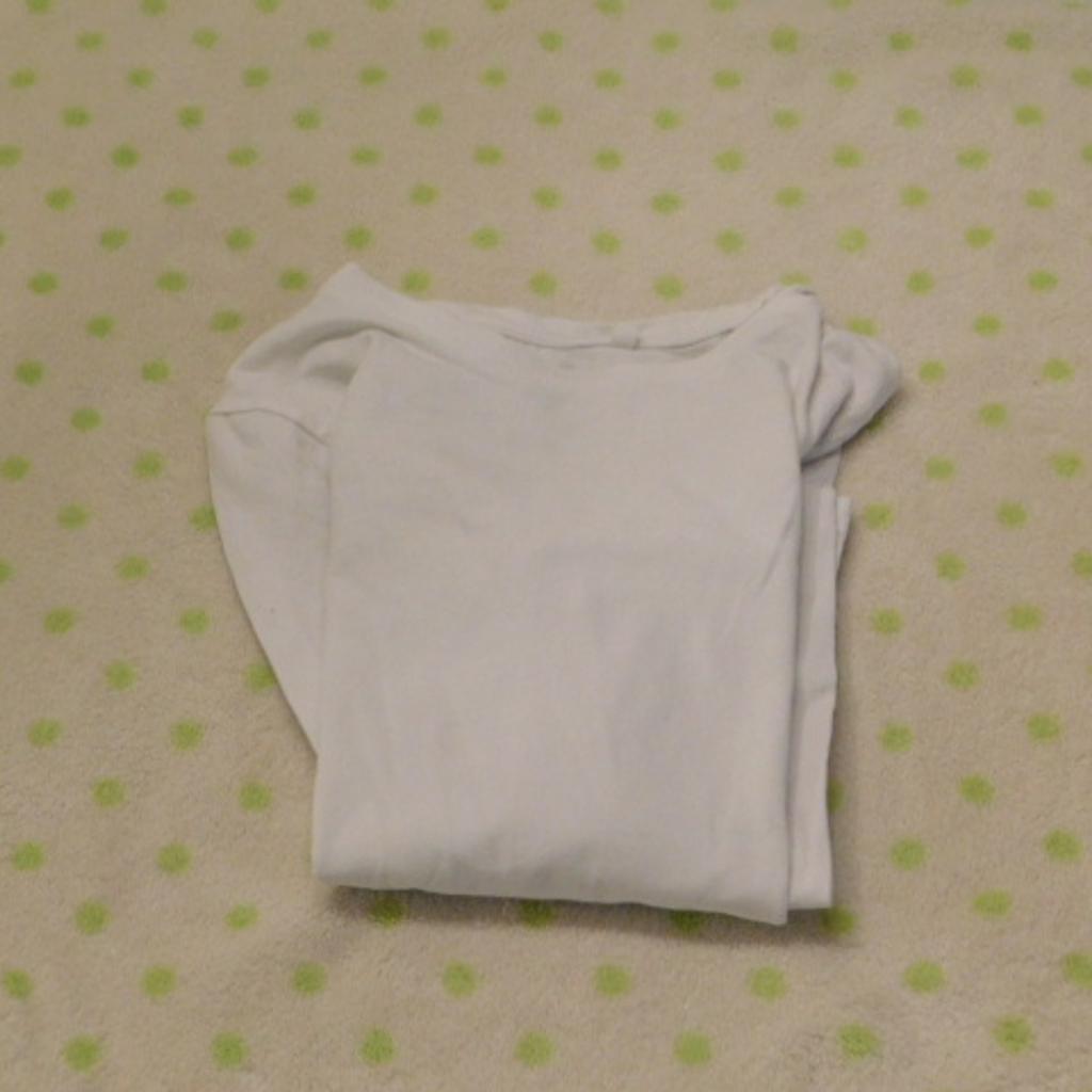 Langarmshirt für Mädchen
Größe 134/140
Farbe : weiß