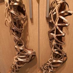 Sandalo alla schiava color bronzo con cerniera posteriore e lacci anteriori regolabili
Numero 37
TUTTI IN VERA PELLE
Bellissimi.... 