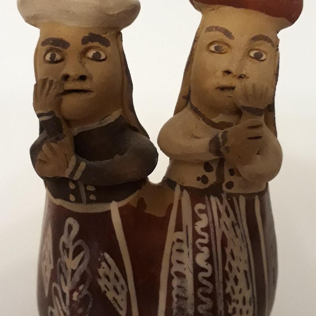 Figur aus peruanischer Keramik inkl. Versandkosten. Darstellung von 2 Frauen mit der traditionellen Tracht. 11 cm hoch
