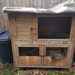 upstairs/downstairs hutch with ramp.

in good used condition, we added the cover for winter protection.

measures. 107cm x 114 cm x 57 cm