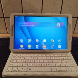 Lieferumfang: Samsung Galaxy Tab A 25,65 cm (10,1 Zoll) Tablet-PC weiß, Ladeadapter, Datenkabel, Kurzanleitung, Kopfhörer.

Ausserdem gebe ich eine Lederschutzhülle inklusive Bluetooth-Tastatur dazu, damit kann das Tablet genutzt werden wie ein Laptop.

Das Tablet befindet sich in einem einwandfreien Zustand, es wird aufgrund einer größeren Neuanschaffung verkauft. Das Tablet wurde vor 6 Monaten für über 200€ gekauft. Aktuell kostet es noch 194,50€ allerdings ohne Hülle und Tastatur.