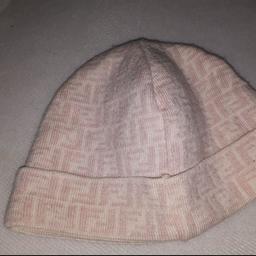 Vendo per inutilizzo cappellino cappello fendi di lana colore panna e rosa. Usato ma in ottimo stato assolutamente originale