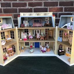 Sylvanian Families Grand Hotel with furniture, Figures, railings and flower baskets
Every room furnished 
Includes 11 figures

Hotel as no breaks or cracks
Photograph number 3 shows sun discolouration