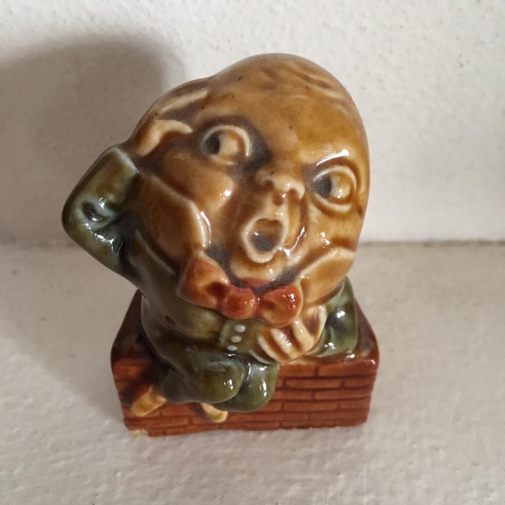 Nursery rhyme characters. Book shelf ornament in Bolsover für £ 5,00