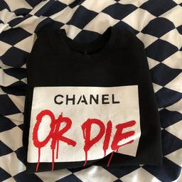 Säljer en av de populäraste tröjorna under 2018 (Chanel or die) då den har blivit för liten.
Storlek S kan även passa M
Denna kollektion gjordes inte i många exemplar.

Tags,Gucci,moncler,parajumper,valentino,LV,Prada,chanel

Buda