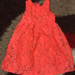Hi
I got 7-8 size dress each dress cost £10 really in good condition just wored once....
don’t hesitate to contact me for more information
Thanks