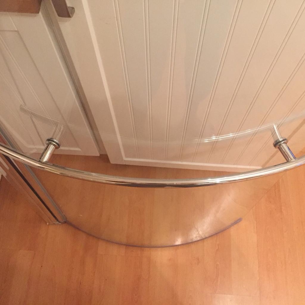 P shape / curved shower screen in GU20 Heath für £ 22,00 zum Verkauf