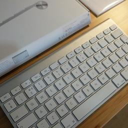 Wireless Apple keyboard. In good working condition. Selling as no longer use Mac. Uses 2xAA batteries (not supplied). Box and instructions all in good condition.

COLLECTION PREFERRED.