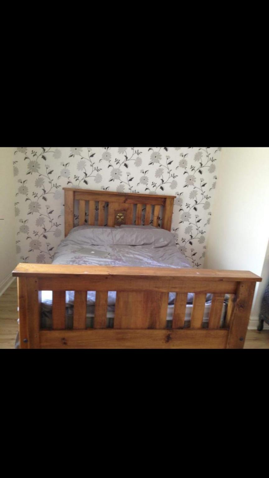 Double bed with wooden head board and slats.. in CH45 Wirral für 200,00