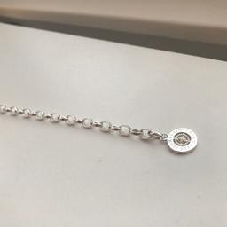 Charmsarmband från Thomas Sabo med 5 äkta diamanter i låset. Ord. Pris 749:- Strl M, passar de flesta (17 cm).
Använt men precis varit inne på verkstan för uppslipning & uppfräschning, därför nu så gott som nytt :)