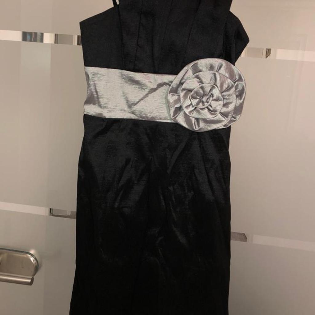 schwarzes Kleid
kurz
sehr guter Zustand

Gr. 36

VB