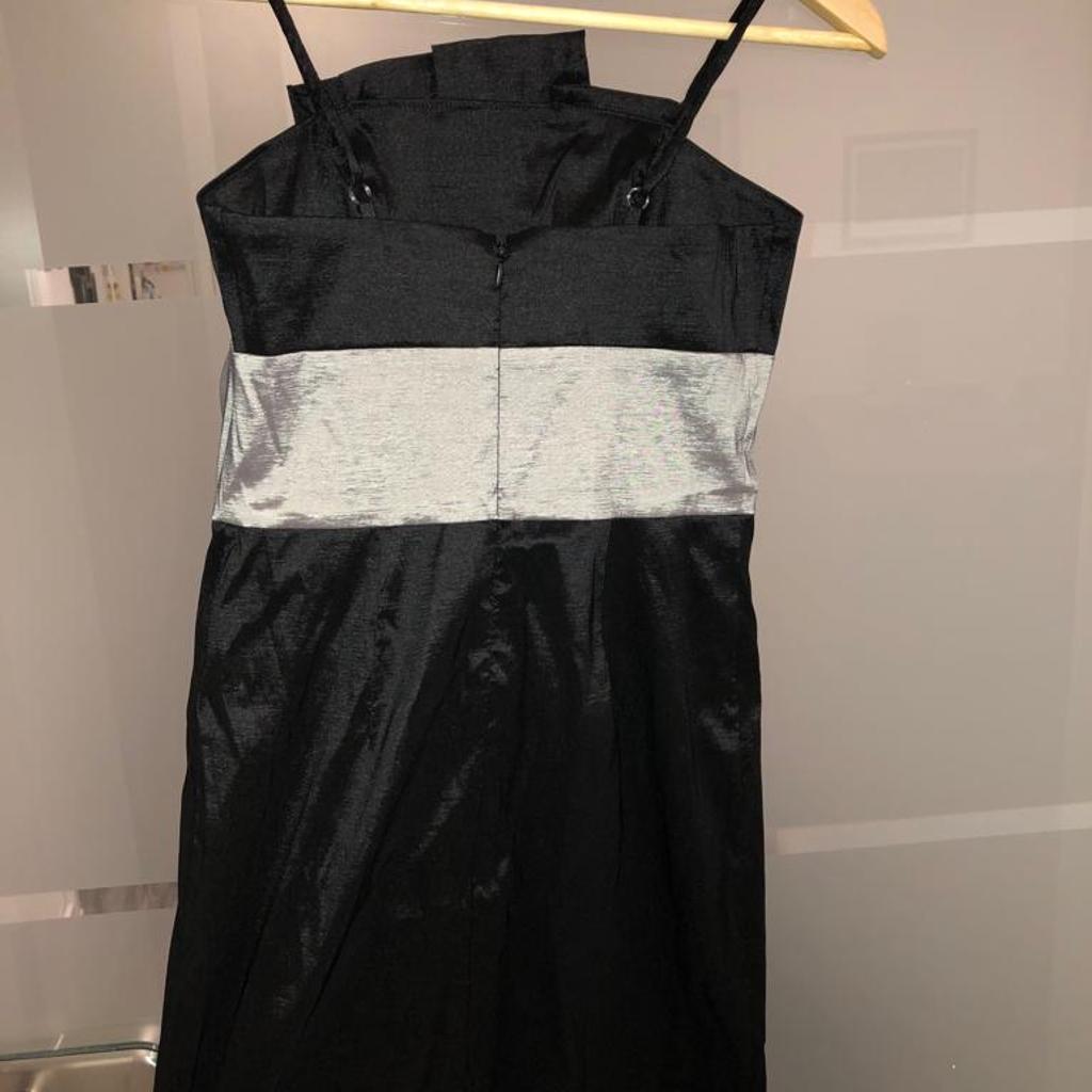 schwarzes Kleid
kurz
sehr guter Zustand

Gr. 36

VB