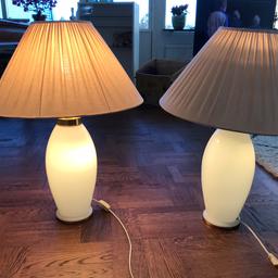 Två st lampor säljes. 70cm höga. Skärmens diameter är 50cm. Kan tändas både som vanlig lampa samt att foten kan tändas. 100kr/st