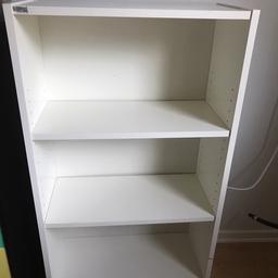Äldre Billy bokhylla från IKEA i måtten 60x28x106 cm. 
Lite små skavanker finns, men den går enkelt att måla om.