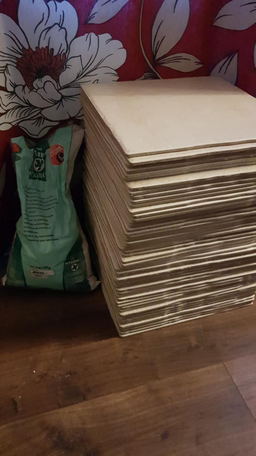 53x floor tiles kitchen lounge bathroom 33x33 in Walsall for £30.00 for
