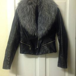 OSLEY WOMENS
LEATHER BIKER STYLE JACKET
GREY FUR AROUND THE NECK
SIZE 42
NEVER WORN, HAS GOT TWO BUTTONS MISSING FROM THE JACKET TO THE FUR AS CAN SEE IN 3RD PICTURE BUT CAN NOT NOTICE WHEN WEARING AS FUR STILL STAYS ATTACHED