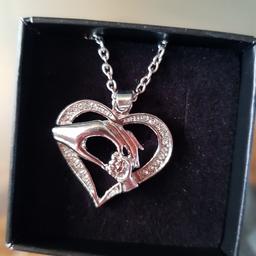 lovely 18 inch silver plated  chain and diamante heart pendent, with mother and daughter hand,new, would make a lovely little gift