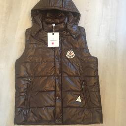 Moncler style gilet bodywarmer
Unwanted gift says xl but fits more like a large
Looks black but actually dark brown
Has two white marks on hood no idea how they are there as it hasn’t been worn
Good is detachable still has all tags and moncler ziplock bag
Rep open to offers
PM me for more details
Open to swap men size small shoe 8
#moncler#moschino#stoneisland#louboutin#gucci#versace#swap