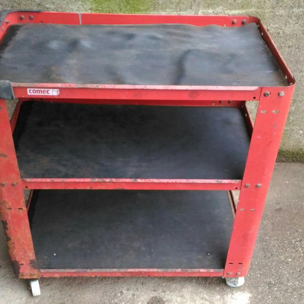 Carrello Porta Attrezzi Con 3 Ripiani E Pannello Forato - 81x35x110 Cm, Ruote Girevoli, Portata 150 Kg, Rosso/nero