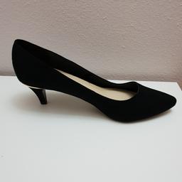Brand New Mid heels
black with suede finish and wide fit
Super comfortable and sleek

Please take a look at my other items. I'm having a clear out and you may find something you like!
:)