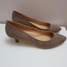 Brand New Mid heels shoes
Beautiful Mink colour
Perfect for all events
This brand of shoes make super comfortable shoes!

Please take a look at my other items. I'm having a clear out and you may find something you like!
:)