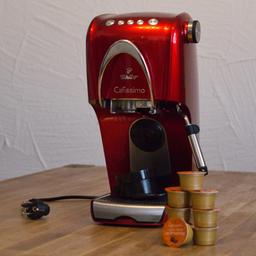 Voll funktionsfähige Kapselmaschine von Tchibo in Hot Red. Für Espresso, Caffé Crema, Filterkaffee und Tee. Milchaufschäumdüse für Kaffeespezialitäten wie Cappuccino und Latte Macchiato.

Maße (BxTxH): 20x29x38 cm

Zusätzlich gibt es 8 Originalkapseln Caffé Creme vollmundig GRATIS dazu!

Nur Abholung in 67251 Freinsheim.