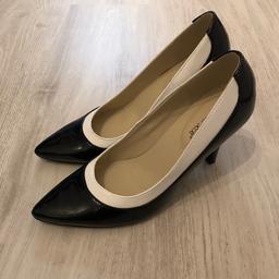 Verkaufe die abgebildeten High Heels von Laura Scott in Größe 39, schwarz / weiß.
Die Schuhe sind in sehr gutem bis neuwertigem Zustand.