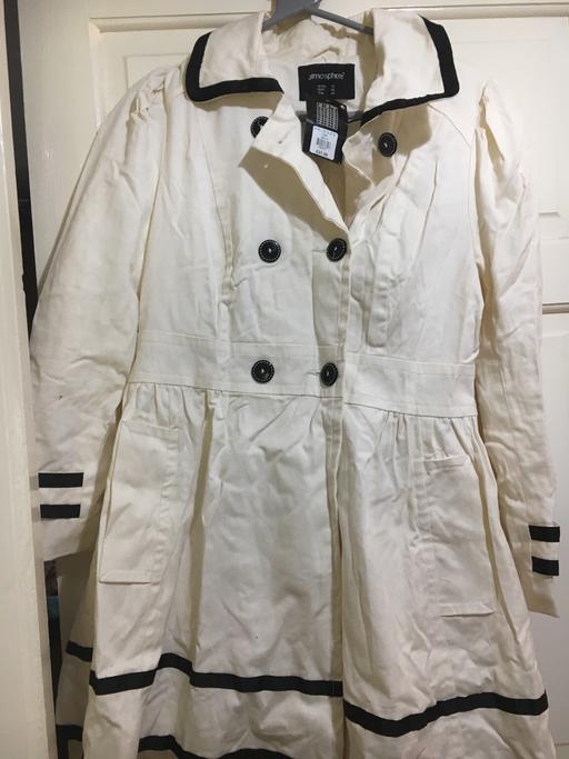 Buy & Sell East London Goodmayes - East London - Photos for White trench coat