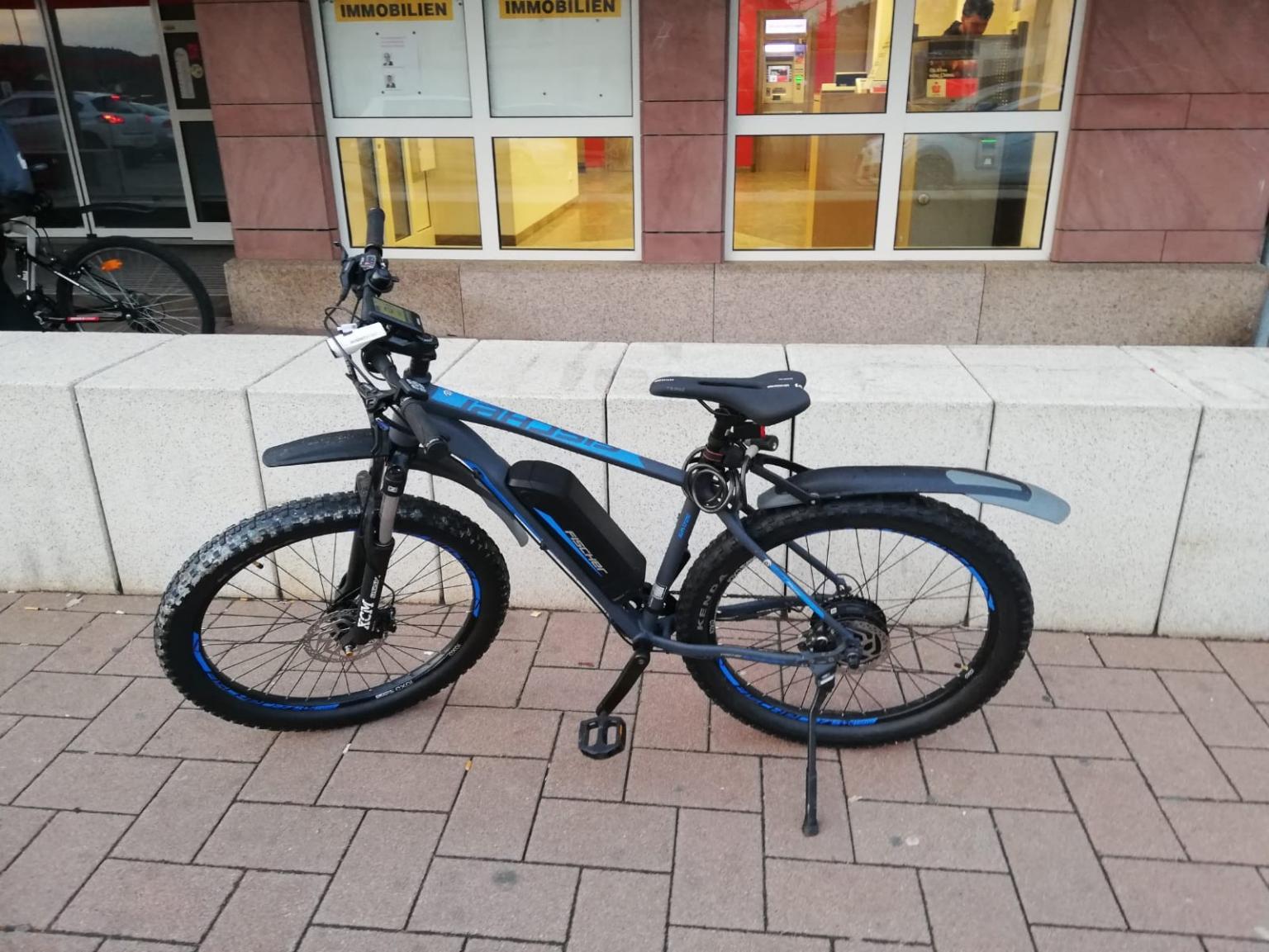 fahrradschloss nearby Premium Akku:Doppelakku (15Ahx2) VICTGOAL Fahrradhelm Herren Damen _tab_technische-daten-fahrradhalterung