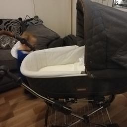 includes rain cover
carry cot
seat
basket underneath
cosey toes
carrycot also has a sit up part where you can sit up baby a little or leave lying down
seat/carrycot can face towards you or face away from you
it's has suspension,break fully working,still good as new, wanting 100 or nearest offer
will deliver for fuel cost